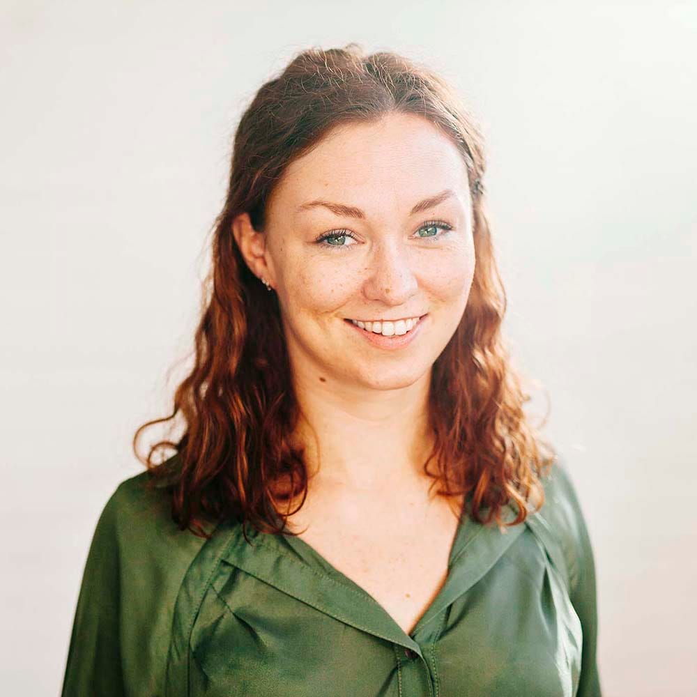 portrait of mid adult businesswoman smiling agains 5F3S7X7